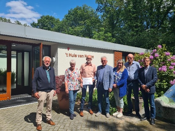 PKN Gemeente Schoonoord schenkt opbrengst rommelmarkt aan Hospice