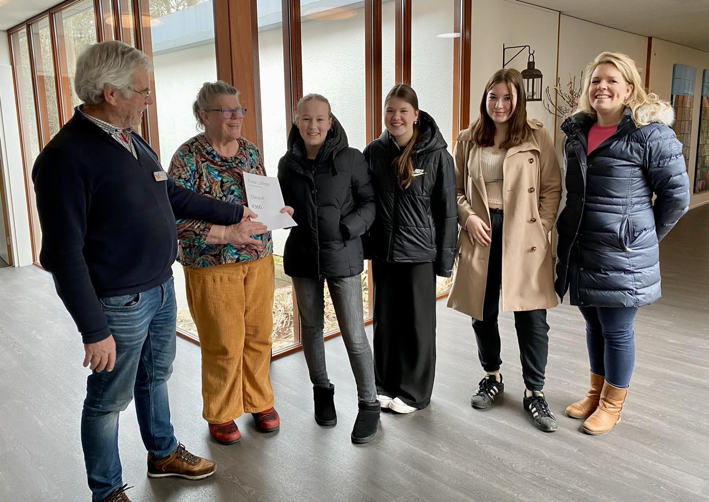 Esdag College leerlingen doneren aan het hospice.